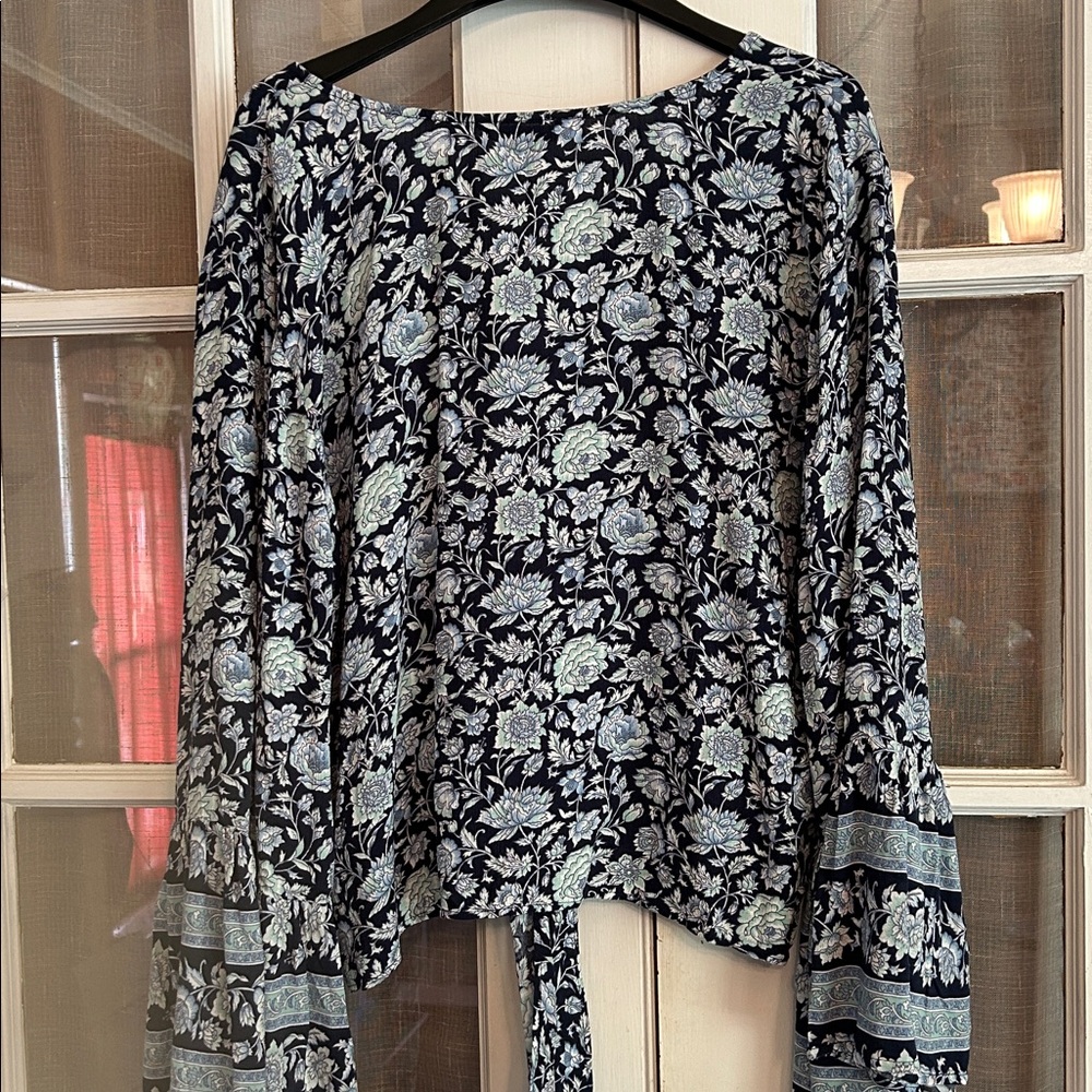 American Eagle Boho Floral V-Neck Tie-Front Bell Sleeve Top Navy/Light Blue NWT - Picture 4 of 10